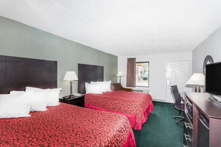 2 Queen Beds (2 of 6)