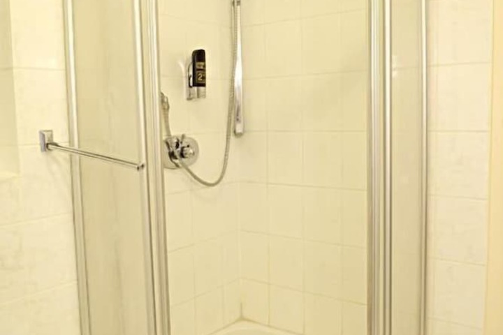 Room 4 of 9