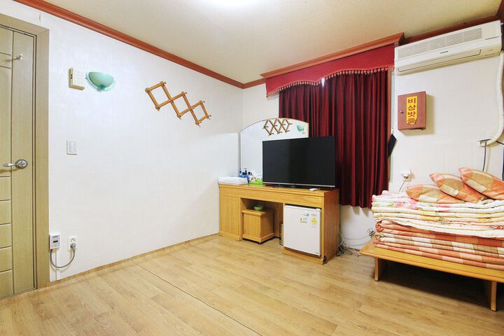 Room 6 of 6