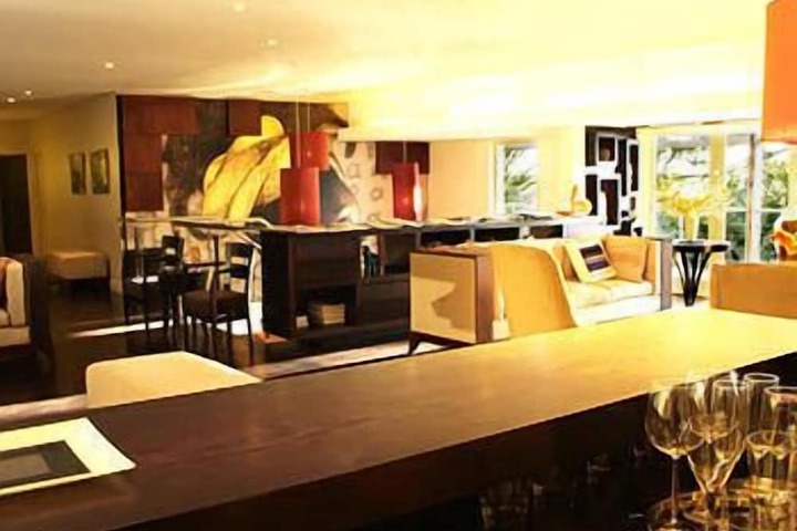 Lounge 18 of 26