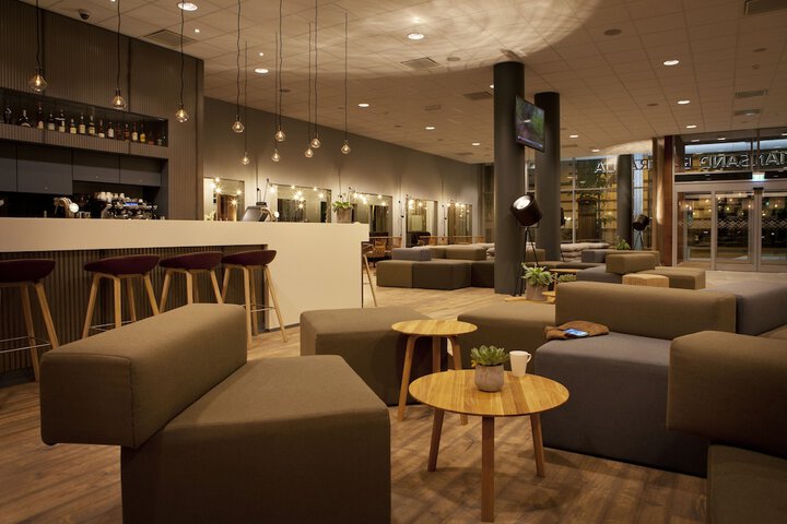 Lounge 31 of 38