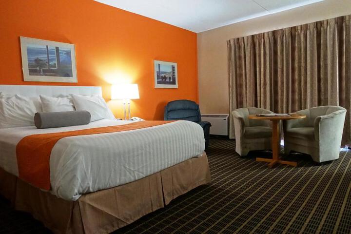 1 Queen Bed (16 of 25)