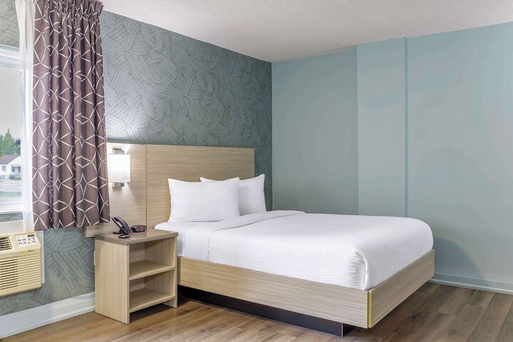 Deluxe Room 1 Queen Bed (2 of 18)