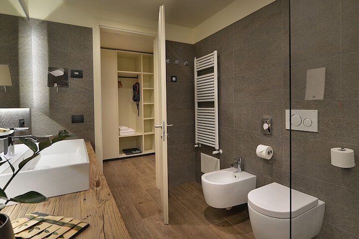 Room 100 of 162