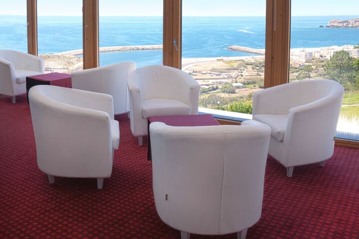 Lounge 70 of 86