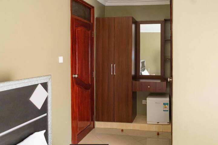 Room 9 of 48