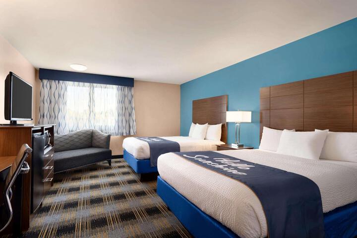 1 Queen Bed (3 of 4)