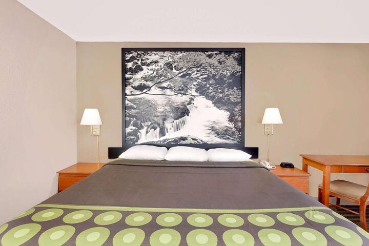 1 King Bed Accessible Ground Floor Room (4 of 13)