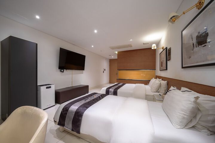 Room 3 of 8
