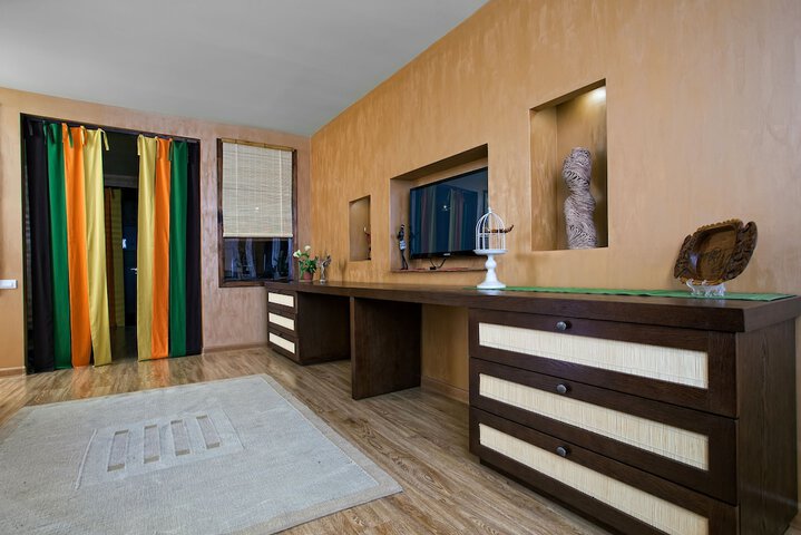 Room 6 of 85