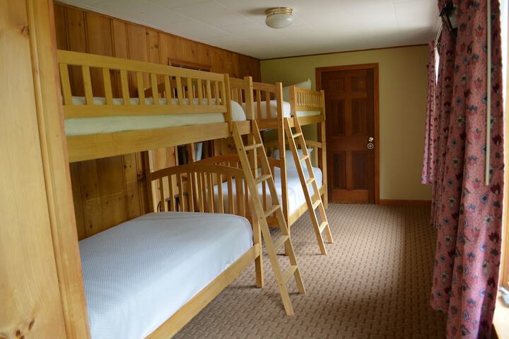 Slope Queen Bed with View (89 of 100)