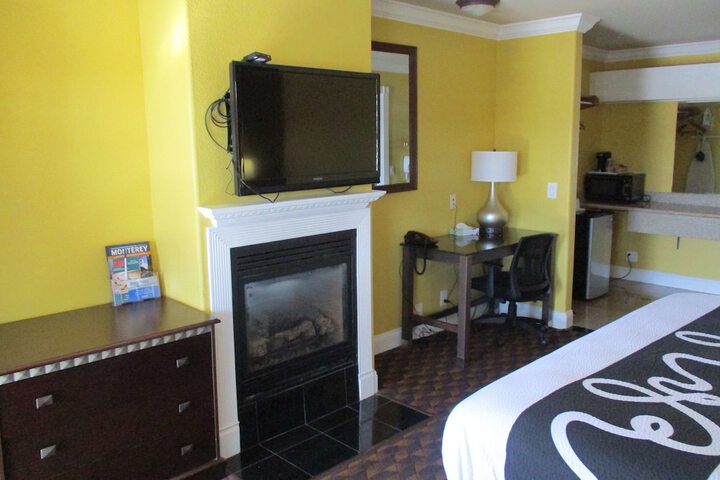 1 King Bed Flat Screen Television Desk High Speed Internet Accessible Microwave and Refrigerator, Coffee Maker Continental Breakfast (3 of 9)