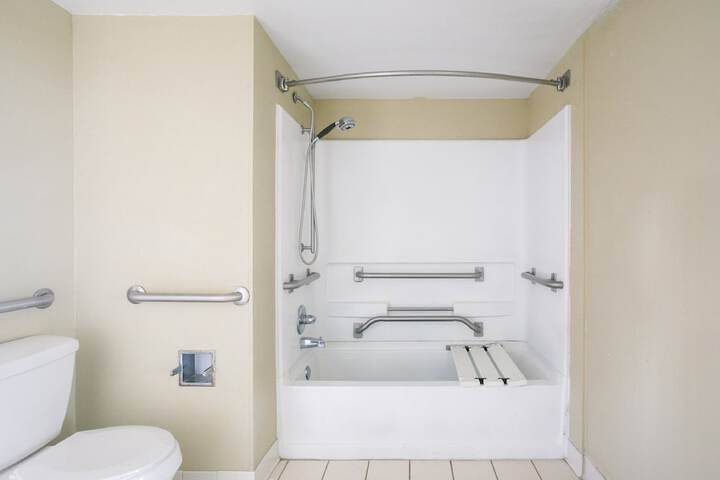 1 Queen Bed Deluxe Room (2 of 16)