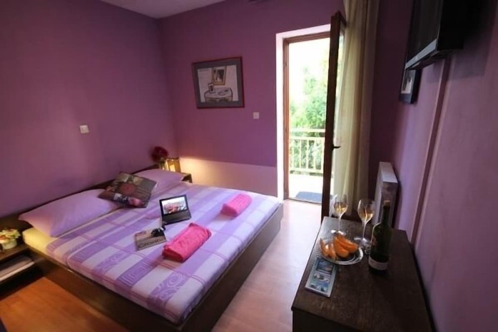 Room 4 of 44