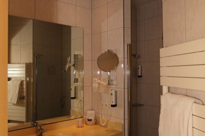 Room 25 of 48