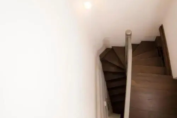 Room 8 of 10