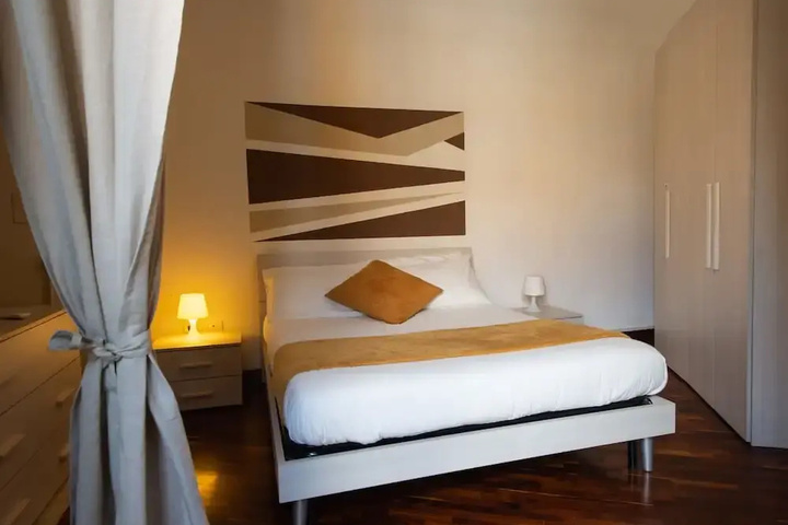 Room 4 of 12