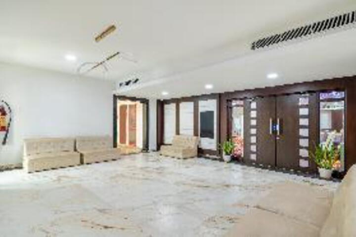 Ballroom/Hall 3 of 20