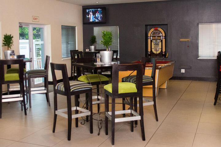 Lounge 20 of 74