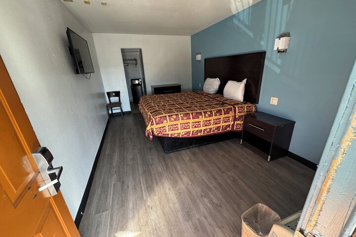 Room 17 of 34