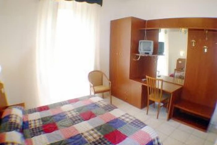 Room 9 of 25