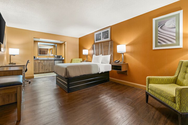 1 King Bed (16 of 30)