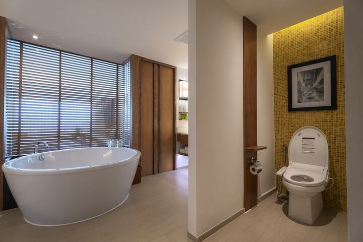 Deep soaking bathtub