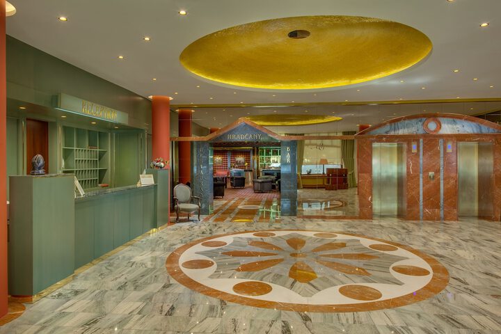 Entrance & Lobby