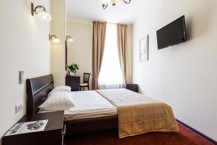 Room 6 of 10