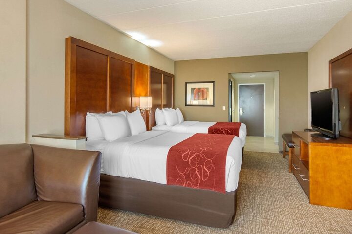 2 Queen Beds 2 Person Sofa Bed (1 of 8)