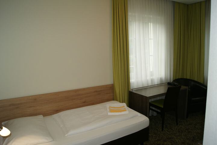 Room 28 of 141