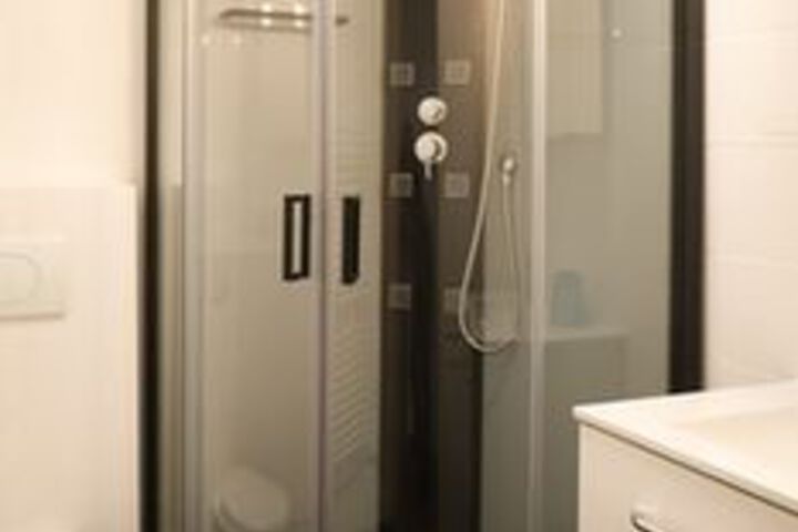 Room 4 of 18