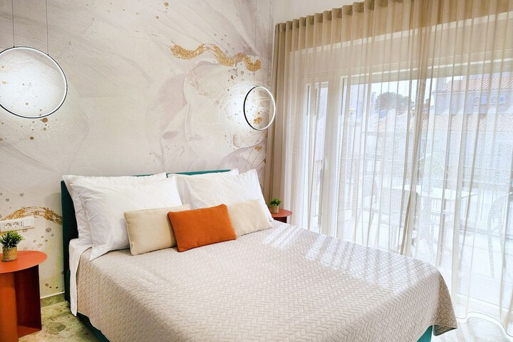 Room 33 of 186