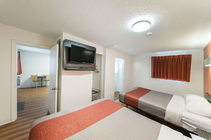 Room 43 of 69