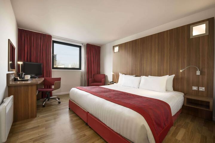 Room 10 of 42