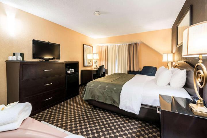 1 King Bed (3 of 11)