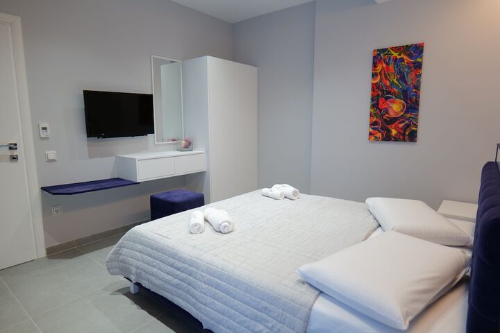 Room 4 of 72