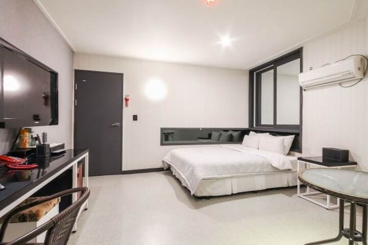 Room 8 of 118