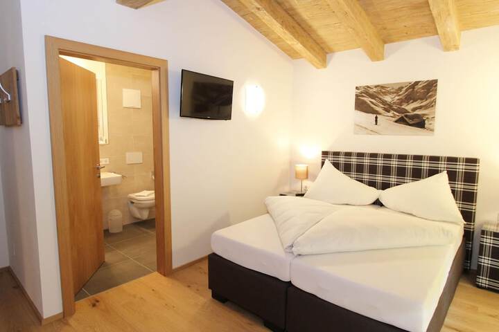 Room 2 of 33