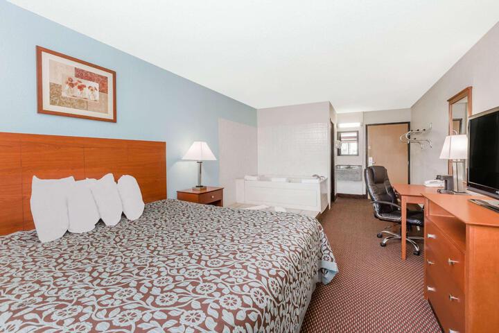 1 King Bed (4 of 6)