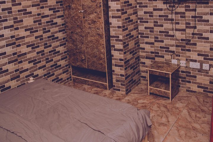 Room 6 of 18