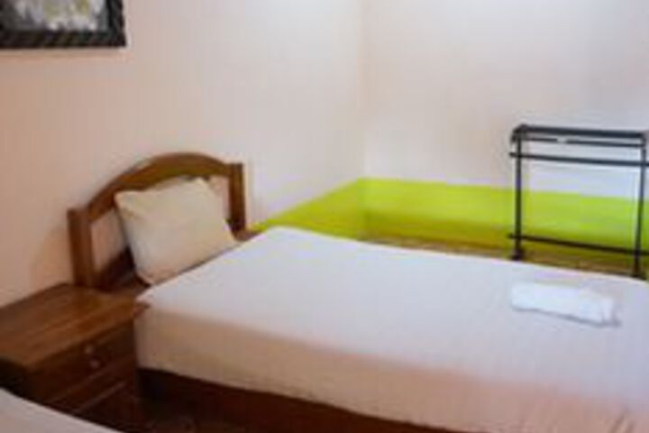 Room 13 of 32
