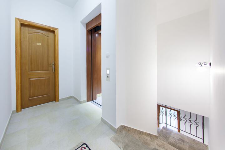 Ballroom/Hall 22 of 23