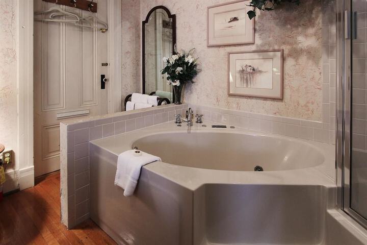 Deep soaking bathtub