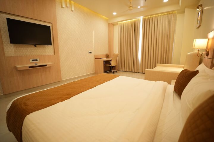 Room 5 of 16