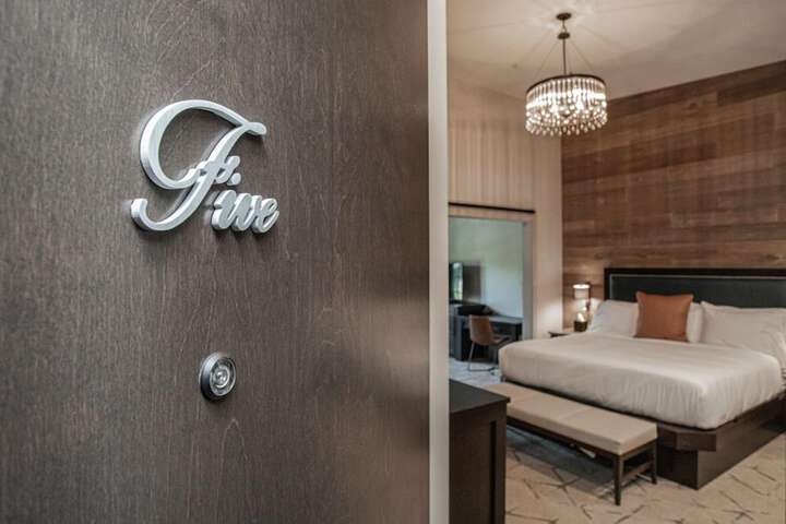 Room 33 of 81