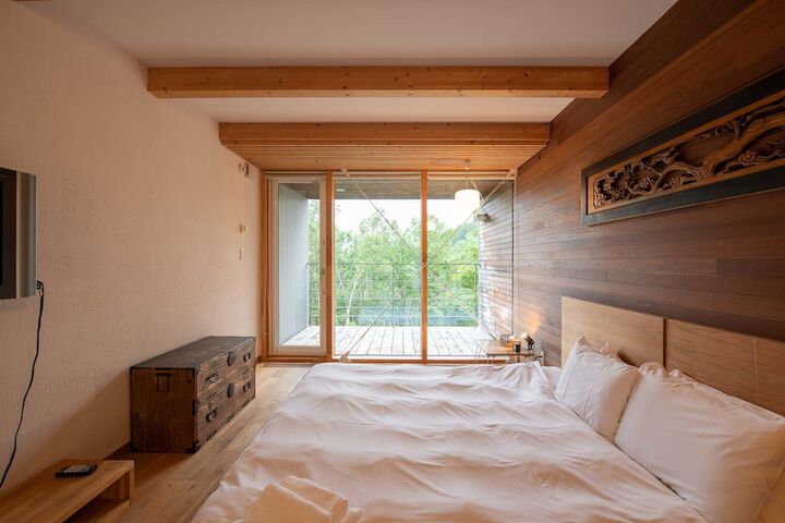 Room 7 of 18