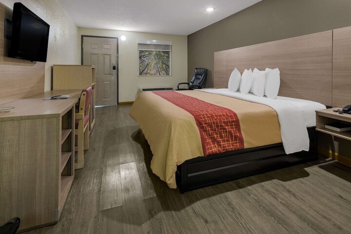 1 King Bed (9 of 14)