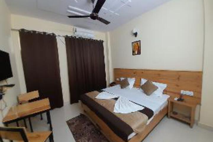 Room 6 of 31