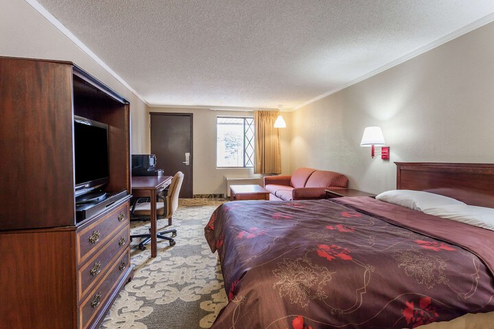 1 King Bed (4 of 11)